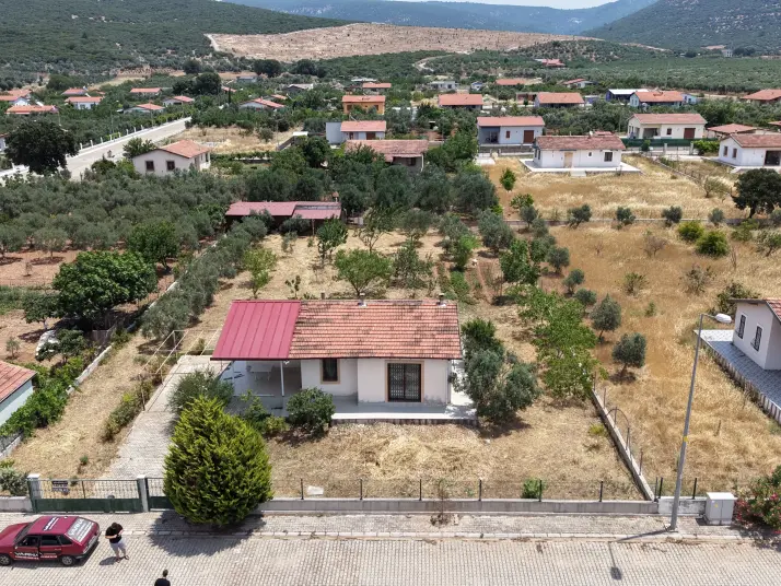 SERKÖY ÇİFTLİK EVLERİNDE SATILIK 1.500 M2 ARSA 100 M2 MÜSTAKİL EV