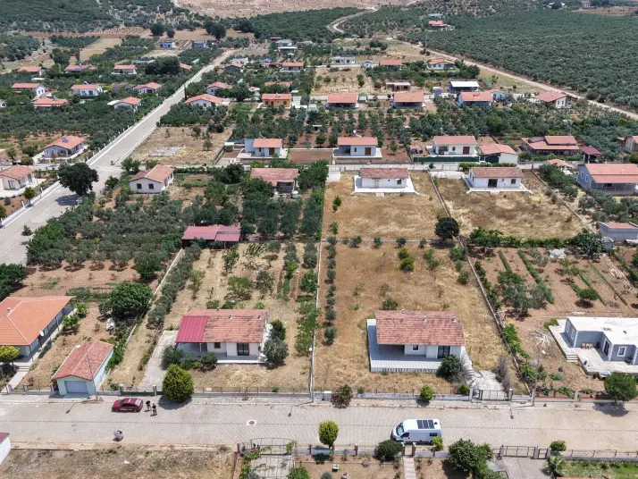 SERKÖY ÇİFTLİK EVLERİNDE SATILIK 1.500 M2 ARSA 100 M2 MÜSTAKİL EV