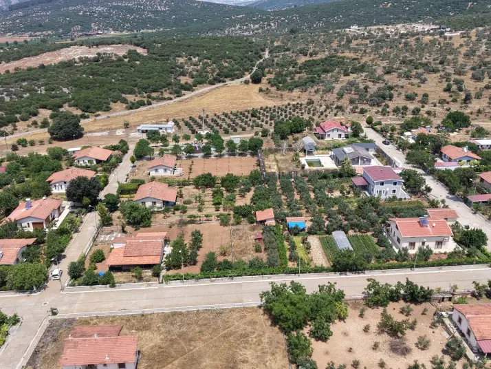 SERKÖY ÇİFTLİK EVLERİNDE SATILIK 1.500 M2 ARSA 100 M2 MÜSTAKİL EV