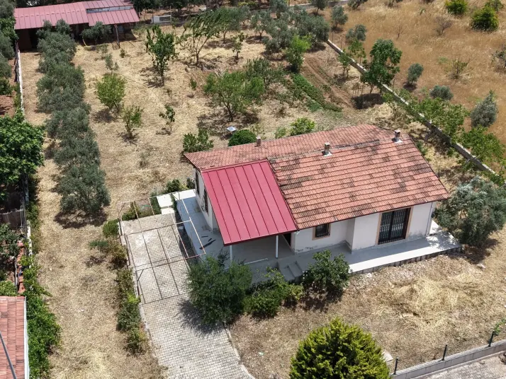 SERKÖY ÇİFTLİK EVLERİNDE SATILIK 1.500 M2 ARSA 100 M2 MÜSTAKİL EV