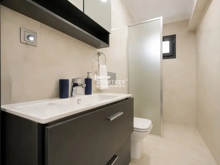 GÜMÜLDÜR&#39;DE SAHİLE 160 M 50 YATAK KAPASİTELİ RUHSATLI BUTİK OTEL