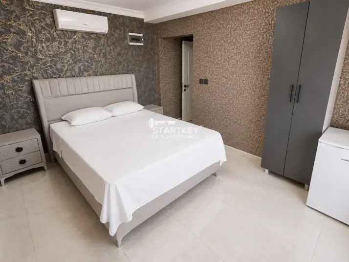 GÜMÜLDÜR&#39;DE SAHİLE 160 M 50 YATAK KAPASİTELİ RUHSATLI BUTİK OTEL
