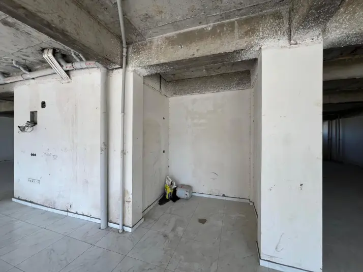 BAYRAKLI ŞEHİR HAST. BAĞLANTI KAVŞAĞINDA 330 MT2 KİRALIK DÜKKAN