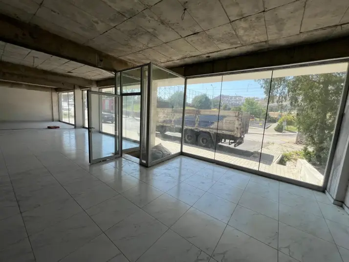 BAYRAKLI ŞEHİR HAST. BAĞLANTI KAVŞAĞINDA 330 MT2 KİRALIK DÜKKAN