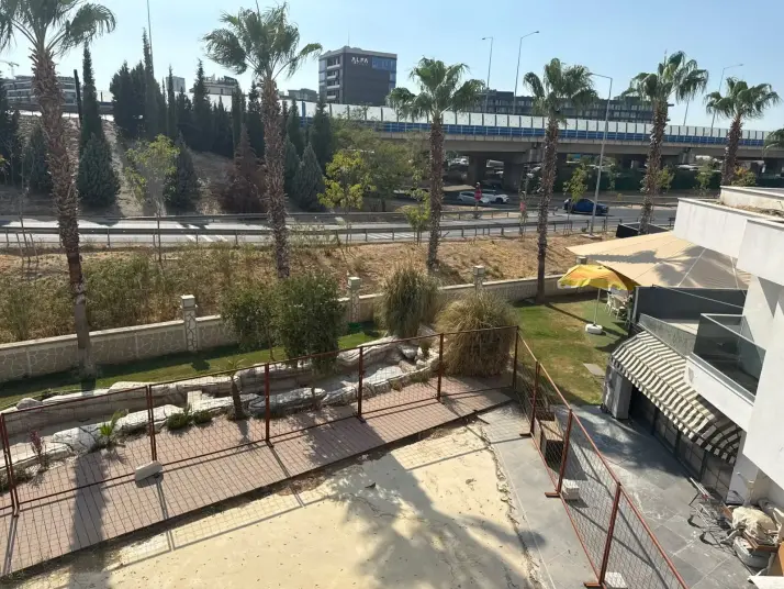 İzmir Port Bornova&#39;da Kiralık İşyeri CB PH