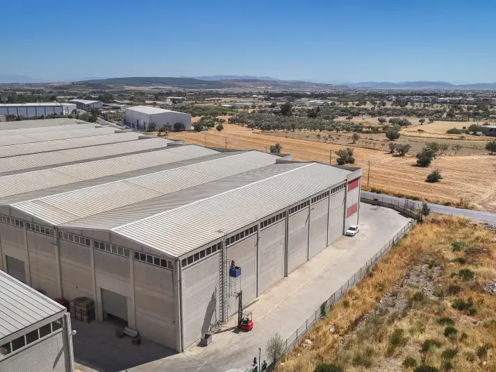 MENDERESTE HAVALİMANINA YAKIN 1380 m² KİRALIK DEPO