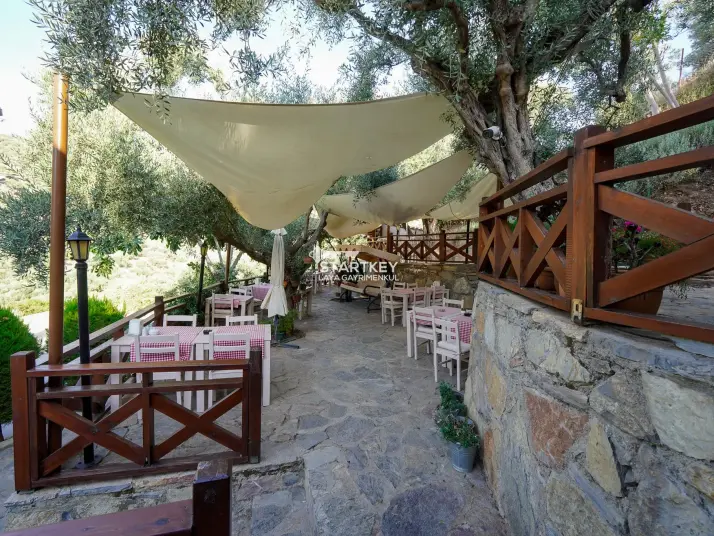 ŞİRİNCE YOLUNDA GENİŞ ARAZİLİ SATILIK BUTİK OTEL