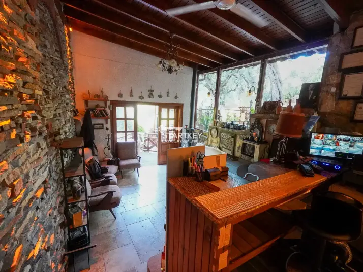 ŞİRİNCE YOLUNDA GENİŞ ARAZİLİ SATILIK BUTİK OTEL