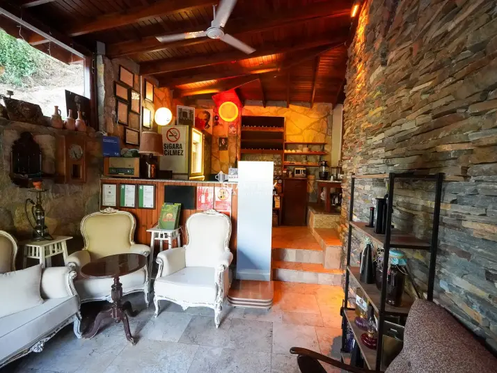 ŞİRİNCE YOLUNDA GENİŞ ARAZİLİ SATILIK BUTİK OTEL