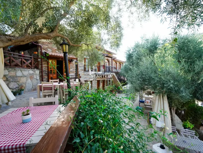 ŞİRİNCE YOLUNDA GENİŞ ARAZİLİ SATILIK BUTİK OTEL
