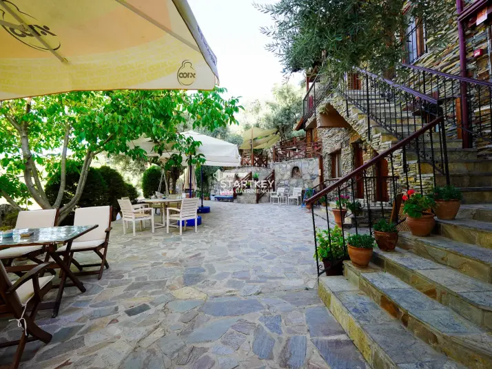 ŞİRİNCE YOLUNDA GENİŞ ARAZİLİ SATILIK BUTİK OTEL