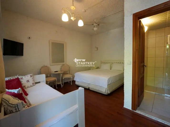 ŞİRİNCE YOLUNDA GENİŞ ARAZİLİ SATILIK BUTİK OTEL