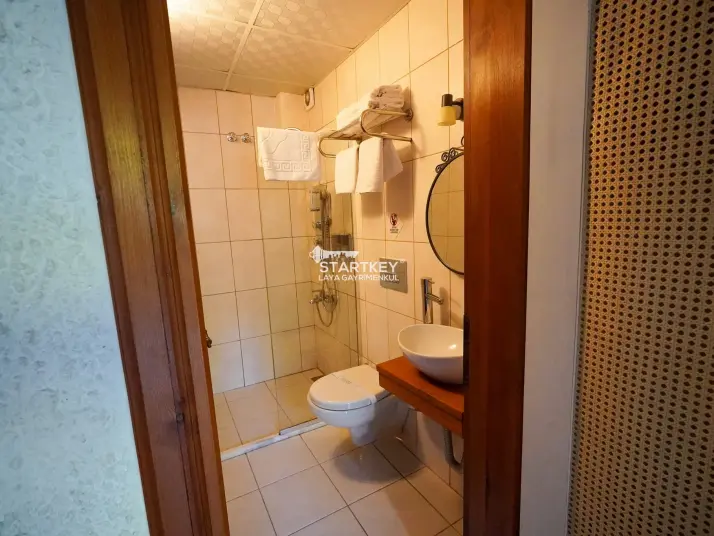 ŞİRİNCE YOLUNDA GENİŞ ARAZİLİ SATILIK BUTİK OTEL