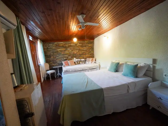 ŞİRİNCE YOLUNDA GENİŞ ARAZİLİ SATILIK BUTİK OTEL