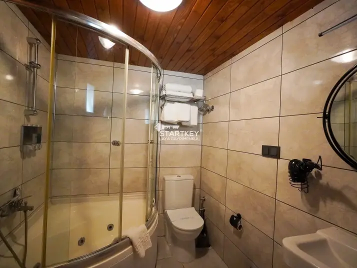 ŞİRİNCE YOLUNDA GENİŞ ARAZİLİ SATILIK BUTİK OTEL