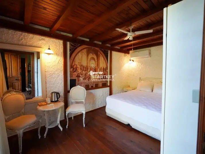 ŞİRİNCE YOLUNDA GENİŞ ARAZİLİ SATILIK BUTİK OTEL