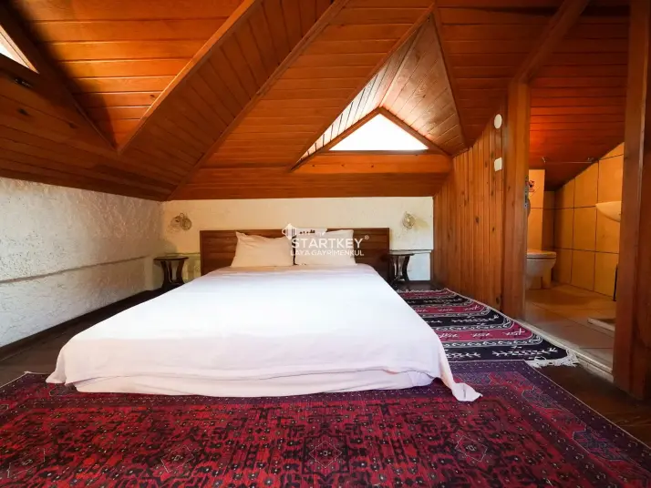 ŞİRİNCE YOLUNDA GENİŞ ARAZİLİ SATILIK BUTİK OTEL