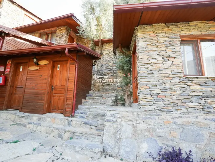 ŞİRİNCE YOLUNDA GENİŞ ARAZİLİ SATILIK BUTİK OTEL