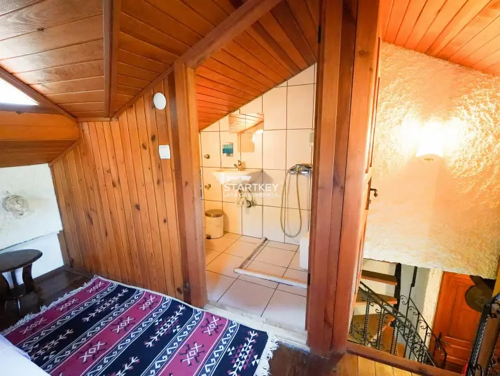ŞİRİNCE YOLUNDA GENİŞ ARAZİLİ SATILIK BUTİK OTEL