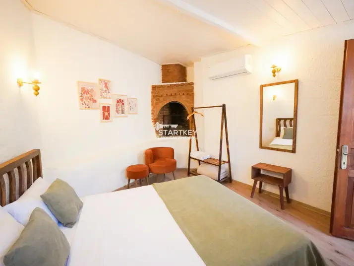 ŞİRİNCE YOLUNDA GENİŞ ARAZİLİ SATILIK BUTİK OTEL