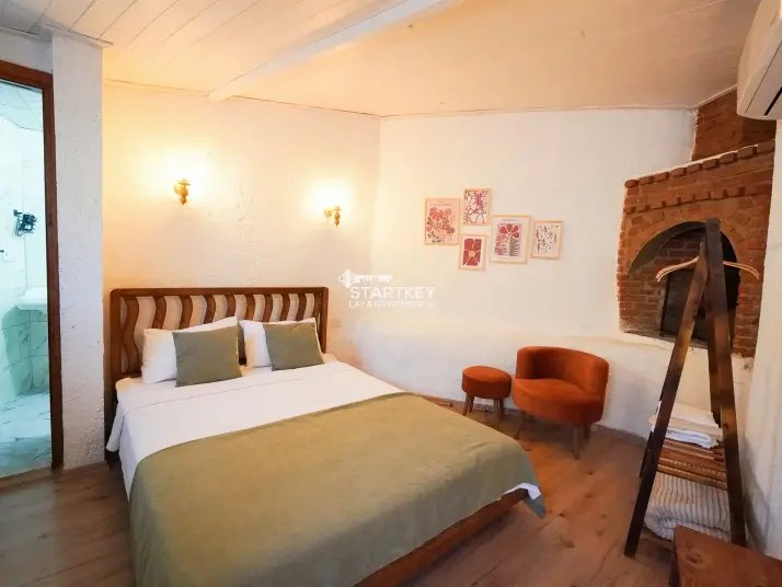 ŞİRİNCE YOLUNDA GENİŞ ARAZİLİ SATILIK BUTİK OTEL