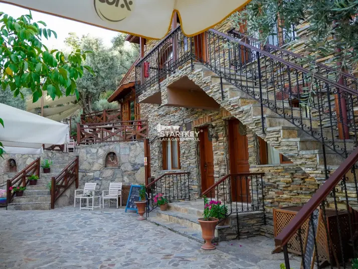 ŞİRİNCE YOLUNDA GENİŞ ARAZİLİ SATILIK BUTİK OTEL