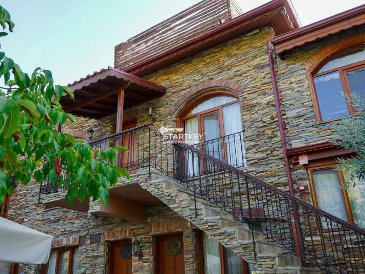 ŞİRİNCE YOLUNDA GENİŞ ARAZİLİ SATILIK BUTİK OTEL