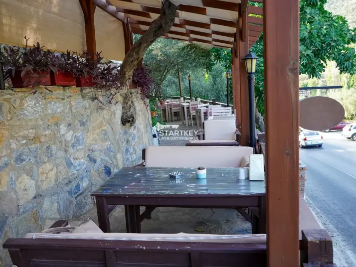 ŞİRİNCE YOLUNDA GENİŞ ARAZİLİ SATILIK BUTİK OTEL