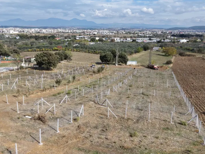 İZMİR DEREKÖYDE SATILIK 300 M2 TAPULU MERKEZE YAKIN ELEKTRİK SULU BAHÇE