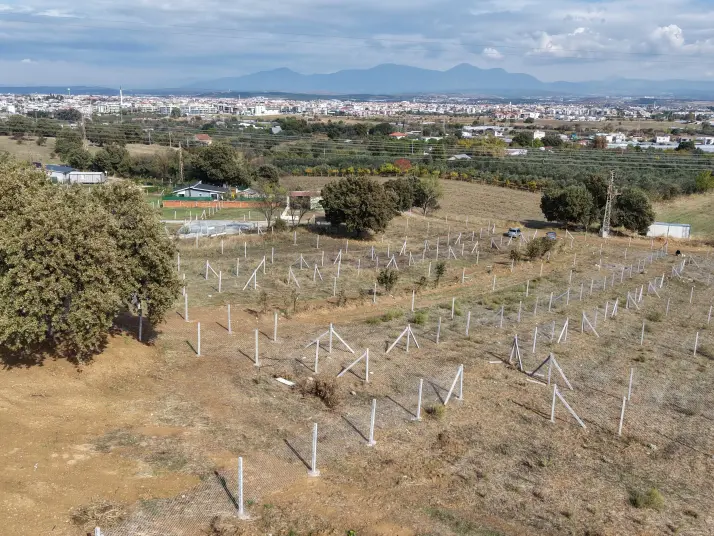 İZMİR DEREKÖYDE SATILIK 300 M2 TAPULU MERKEZE YAKIN ELEKTRİK SULU BAHÇE