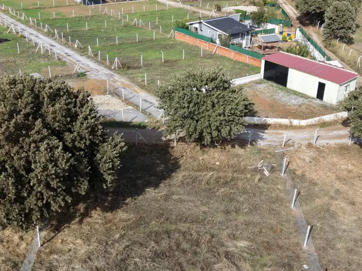 İZMİR DEREKÖYDE SATILIK 300 M2 TAPULU MERKEZE YAKIN ELEKTRİK SULU BAHÇE